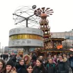 Quelques élèves au pied de l'horloge universelle Alexanderplatz